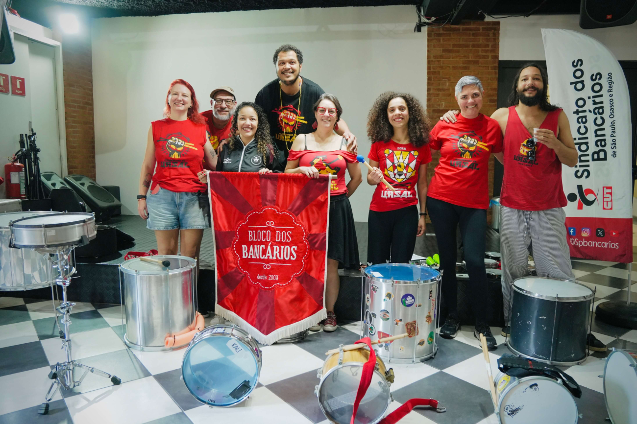 Karen souza e membros da Academicos da URSAL reunidos para o "Batuque dos Bancários"