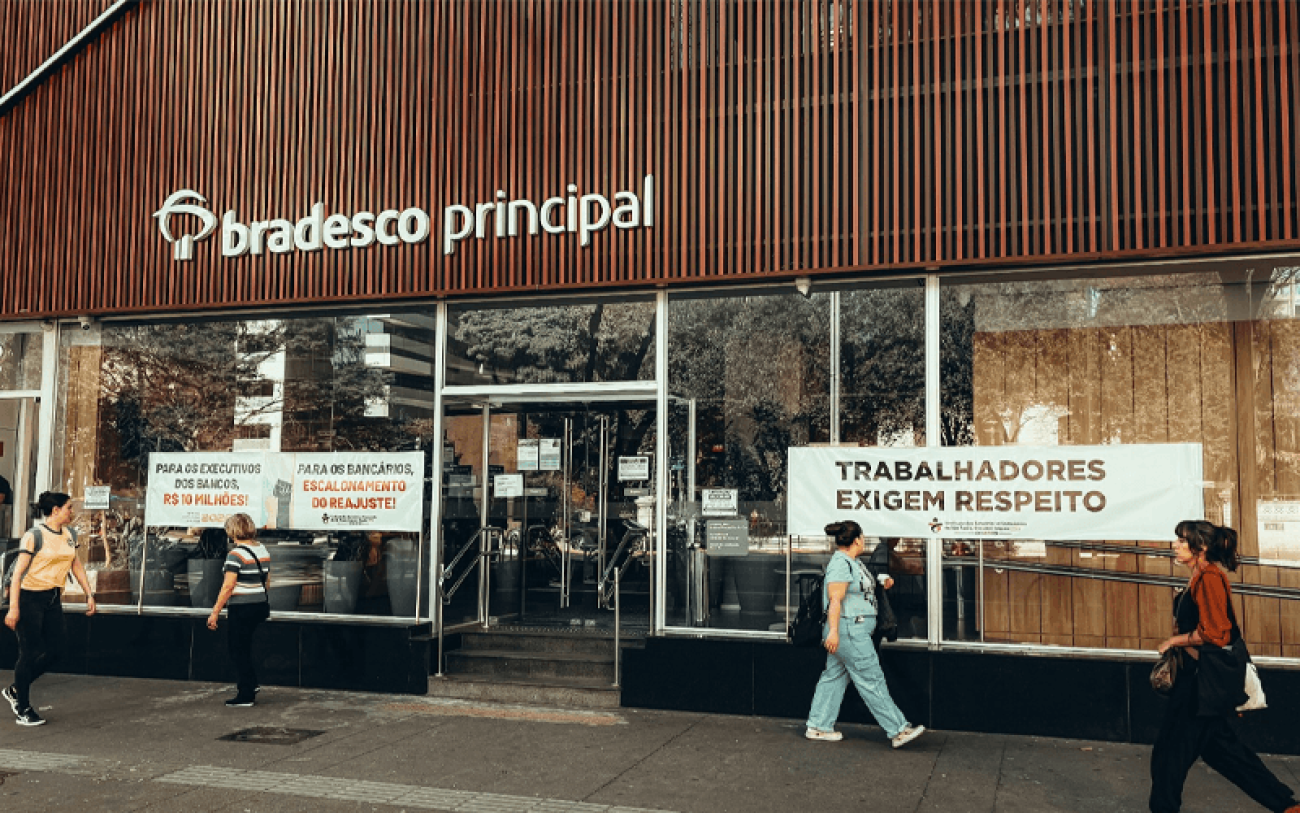 Imagem mostra agência do Bradesco fechada durante a paralisação dos bancários
