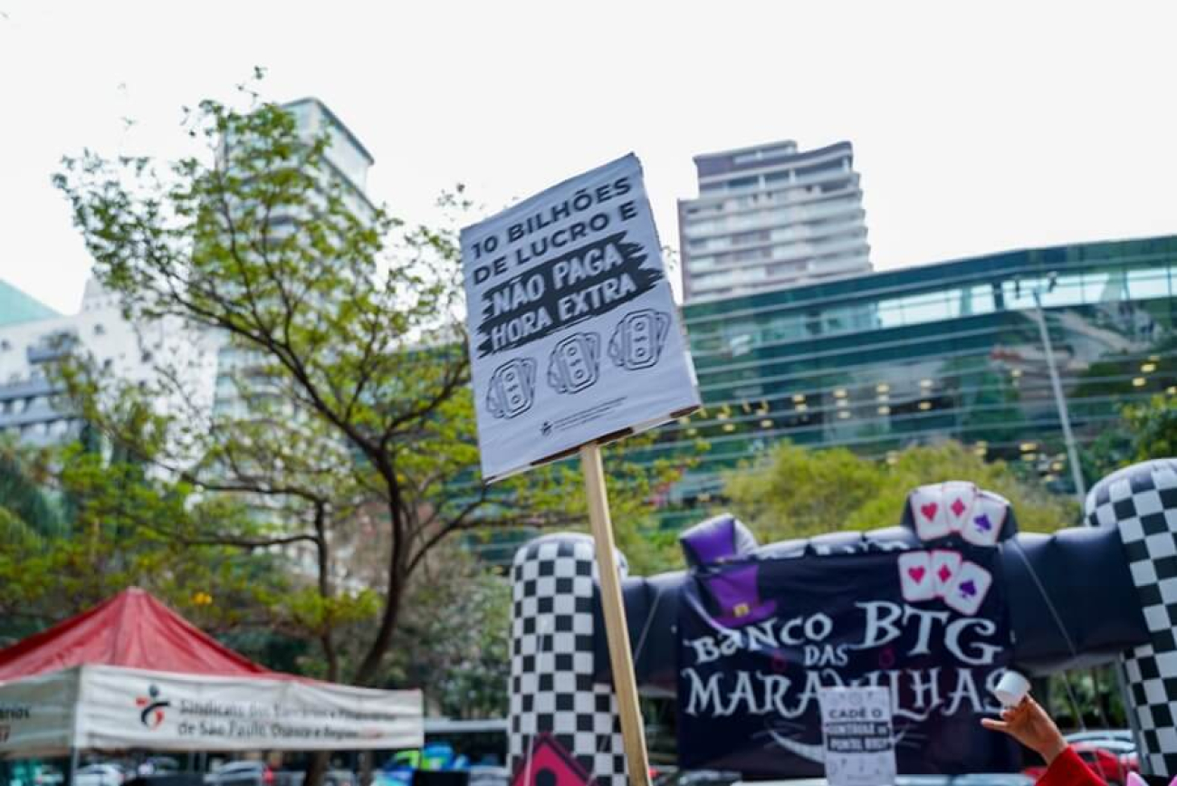 Imagem mostra protesto do Sindicato contra o BTG