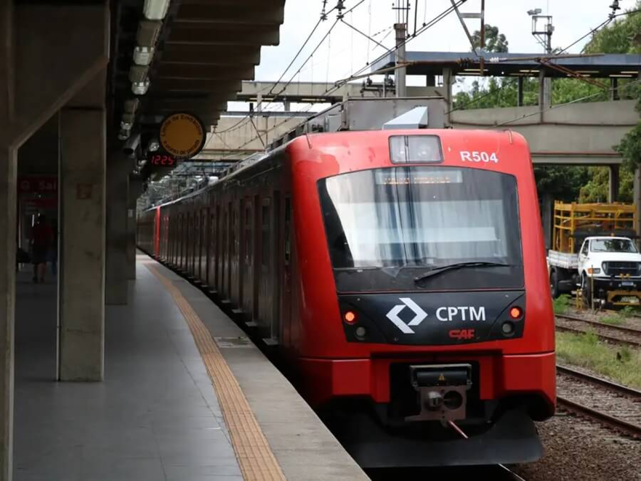Imagem mostra trem da CPTM parado em uma estação