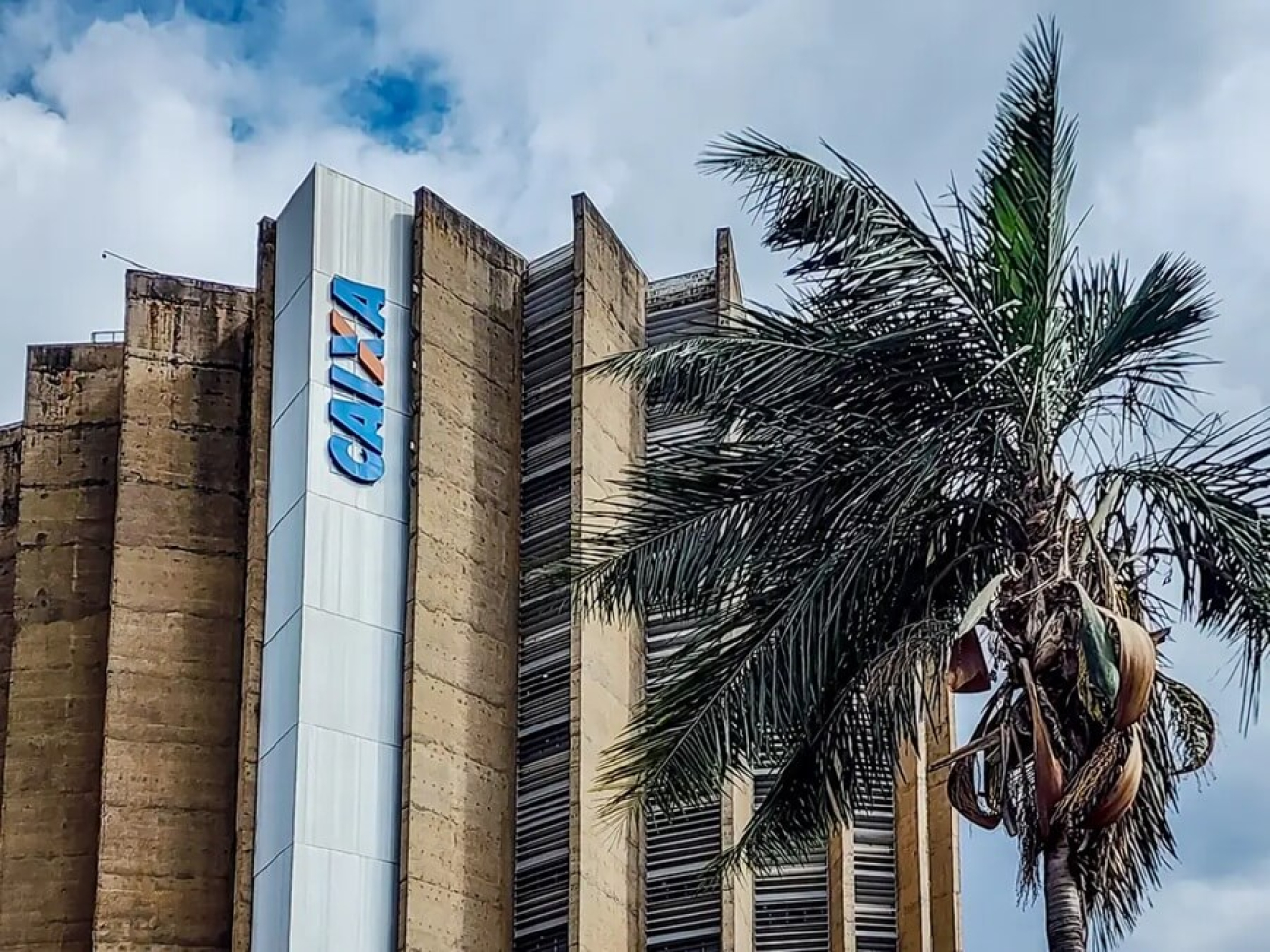 Imagem mostra prédio da Caixa Econômica Federal, em Brasília