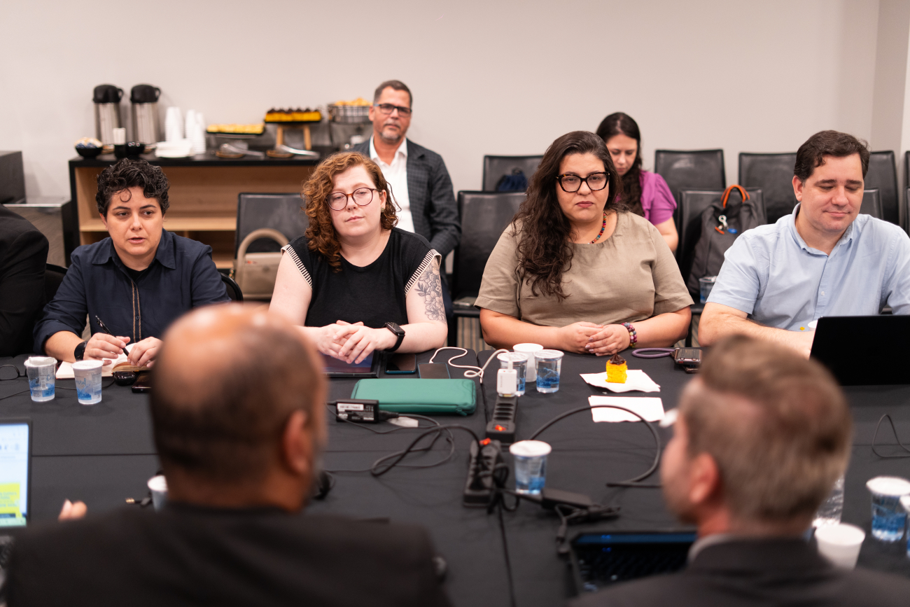 Foto da mesa de negociação entre representantes dos funcionários e a direção do Banco do Brasil