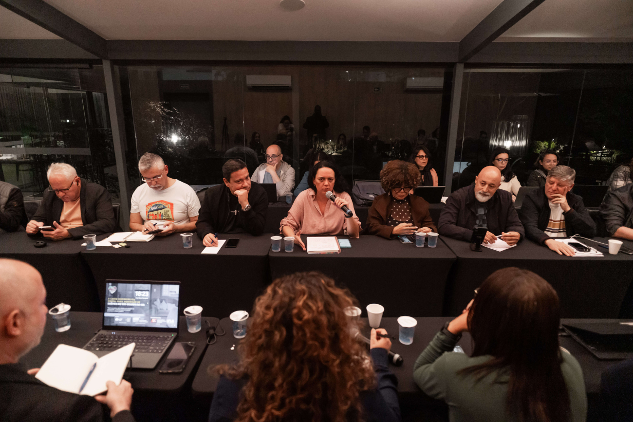 Foto da mesa de negociação nentre CEE Caixa e a Caixa