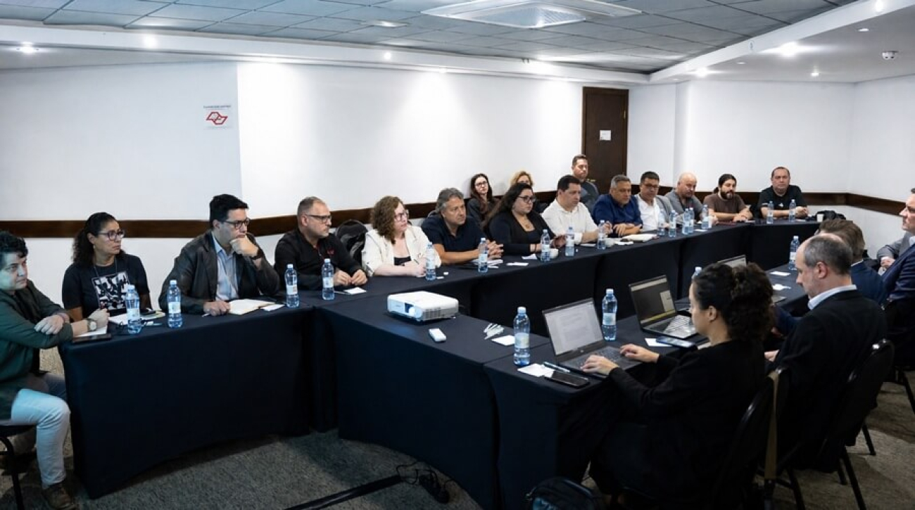 Imagem mostra mesa de negociação entre a CEBB e a direção do Banco do Brasil