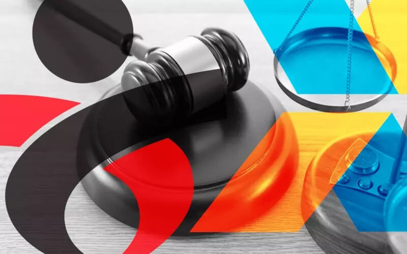 Arte composta de um martelo da Justiça do fundo, e dos logos do Sindicato e da Caixa Econômica Federal