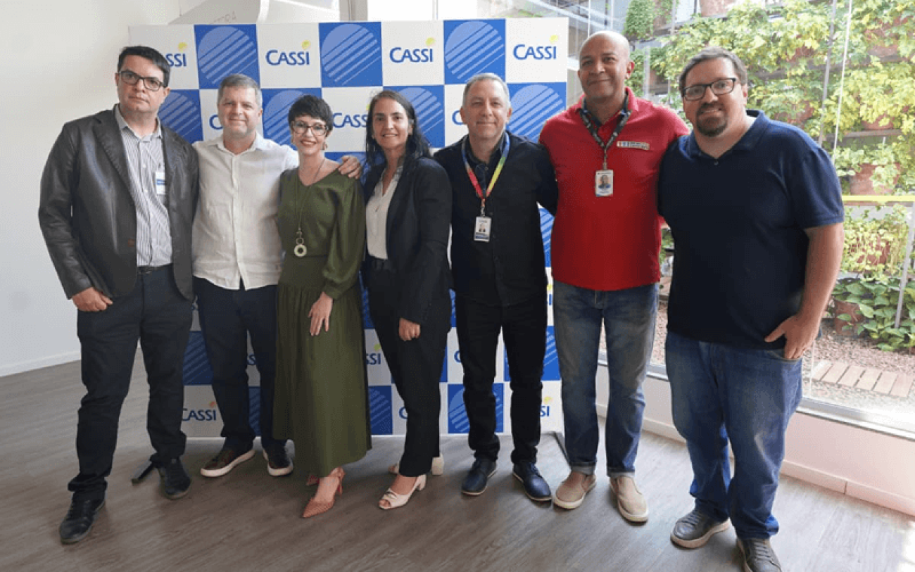 Imagem mostra dirigentes reunidos lado a lado