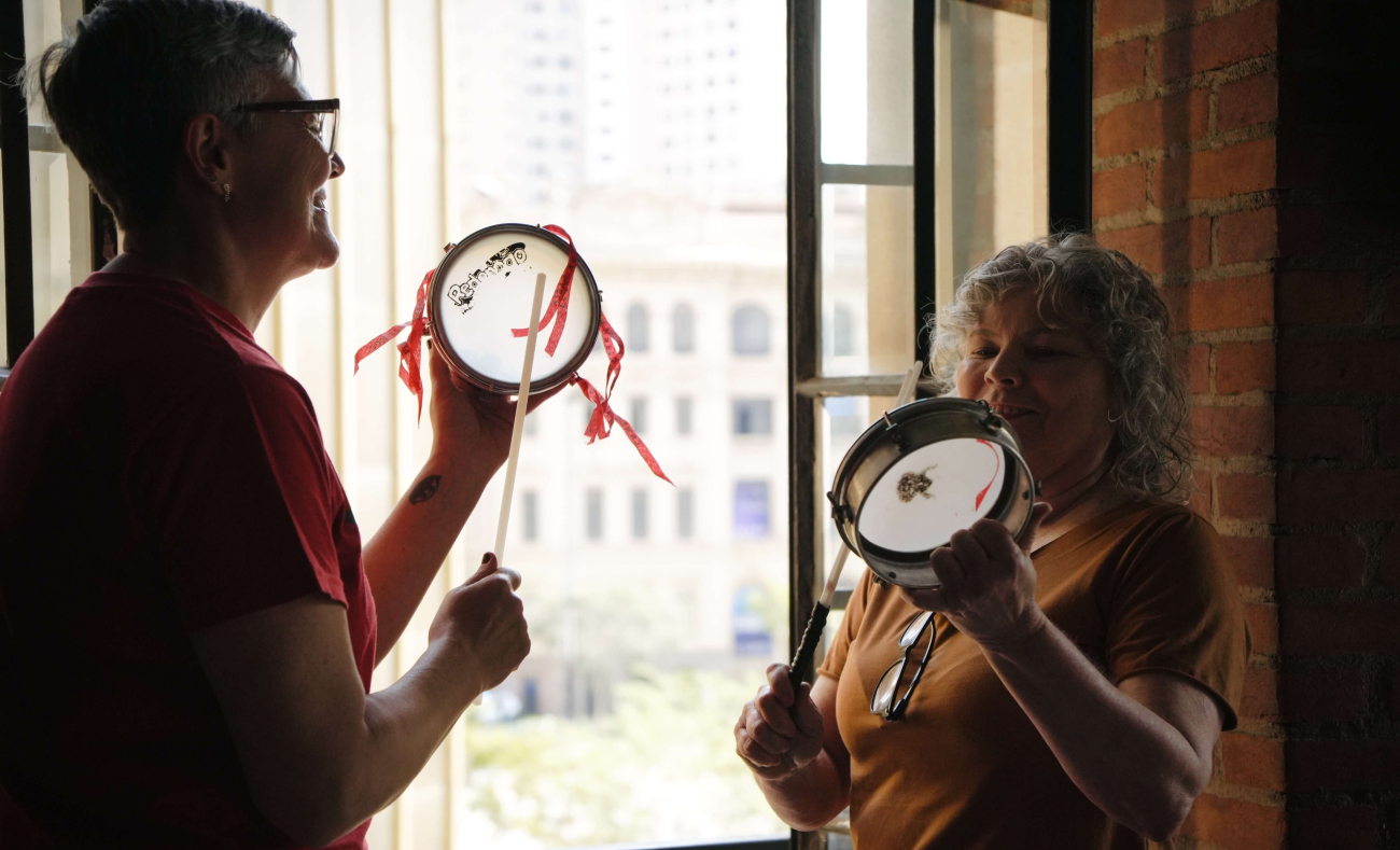 Pessoas tocam instrumentos na primeira oficina de percussão do Sindicato