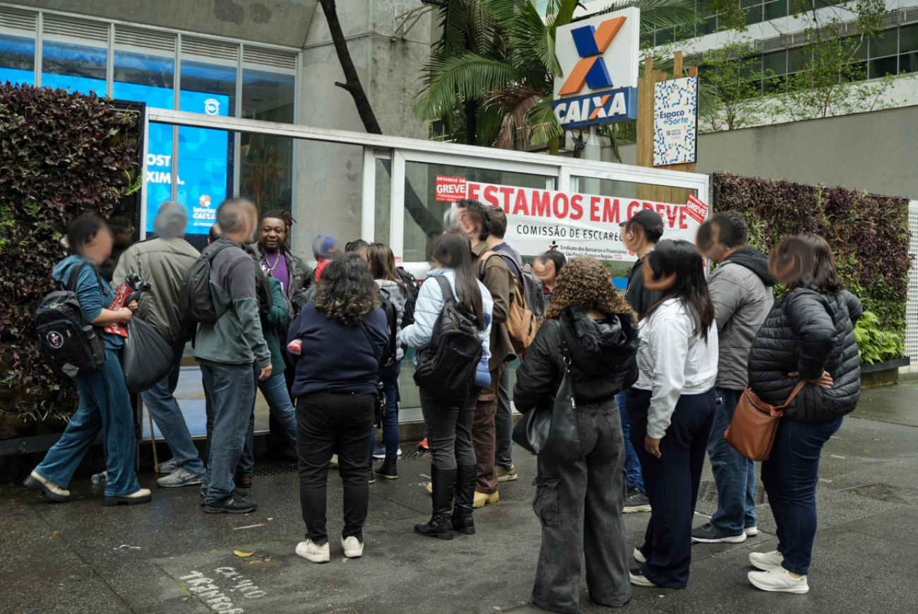Imagem mostra bancários em frente a um centro admnistrativo da Caixa Fechado por causa da greve