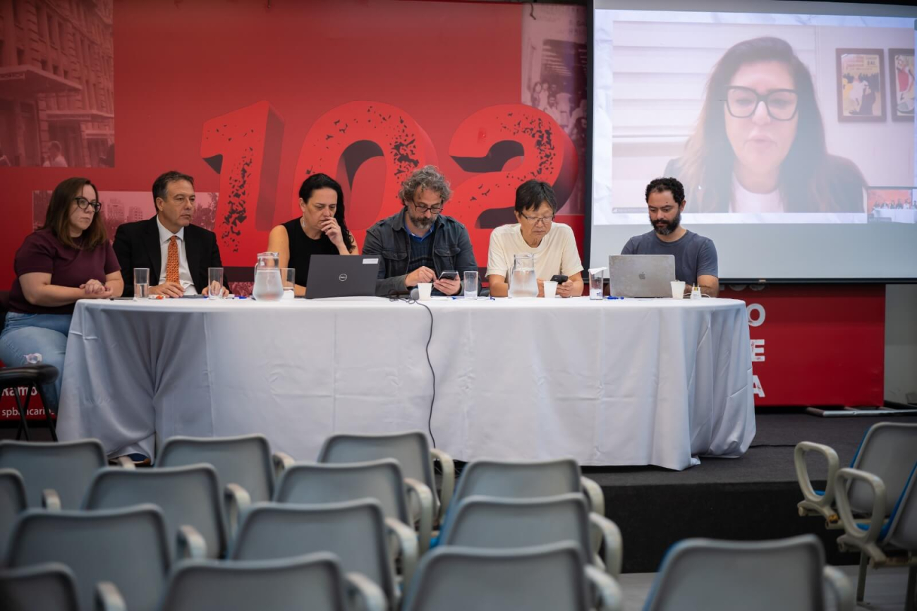 Mesa da plenária da Caixa
