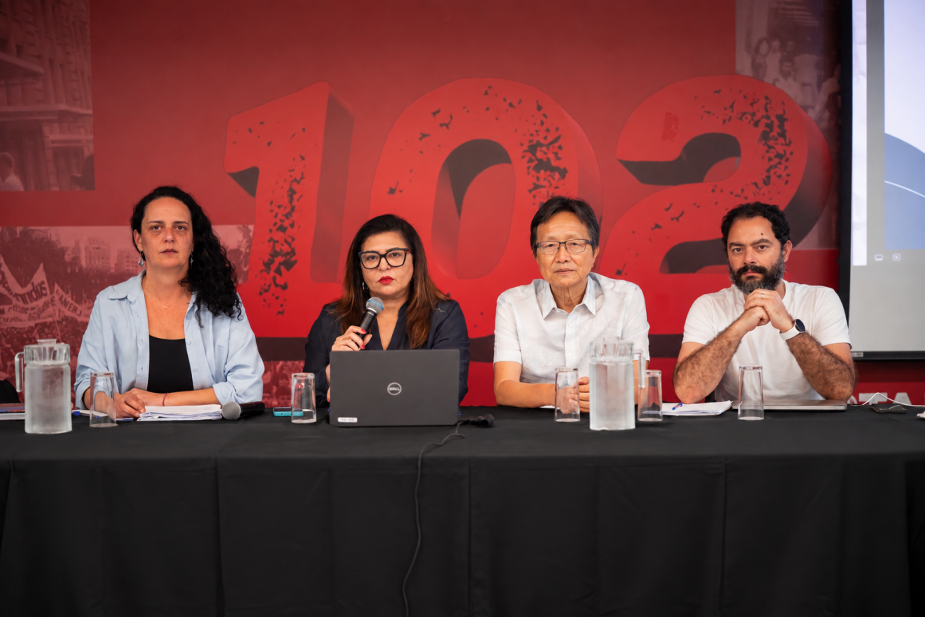 Imagem mostra lado a lado sentados em frente a uma mesa os dirigentes Luiza Hansen, Niva Ribeiro, Sérgio Takemoto e Leonardo Quadros