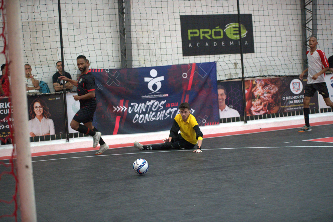 Jogadores disputam terceira rodada da copa futsal dos bancários