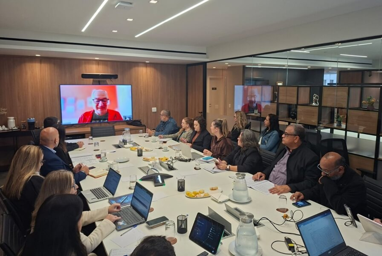 Imagem mostra mesa de negociação entre a Comissão Nacional dos Financiários e a federação interestadual das instituções de crédito