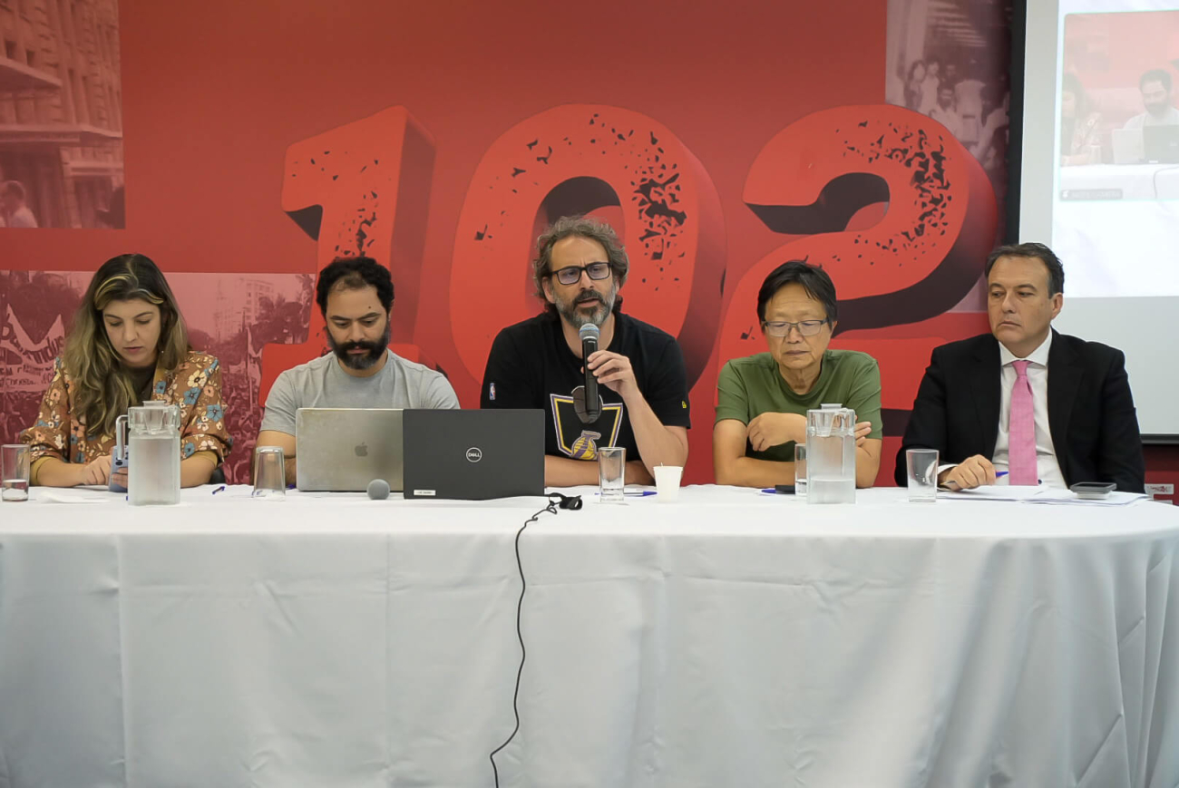 Foto da mesa da plenária da Caixa