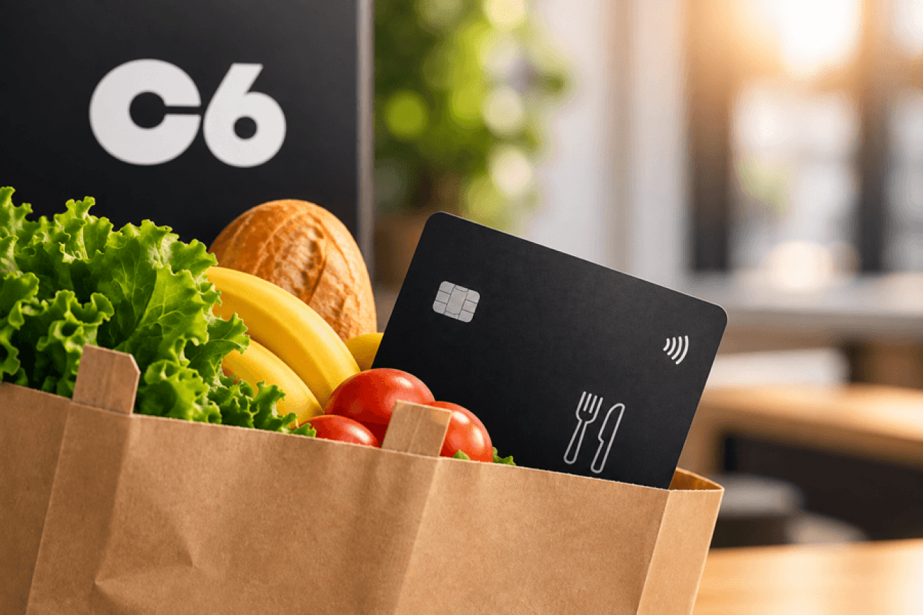 Imagem feita por inteligência artificial composta por um cartão de vale-alimentação na cor preta dentro de um sacola de papel junto com frutas e legumes. ao fundo o logo do C6