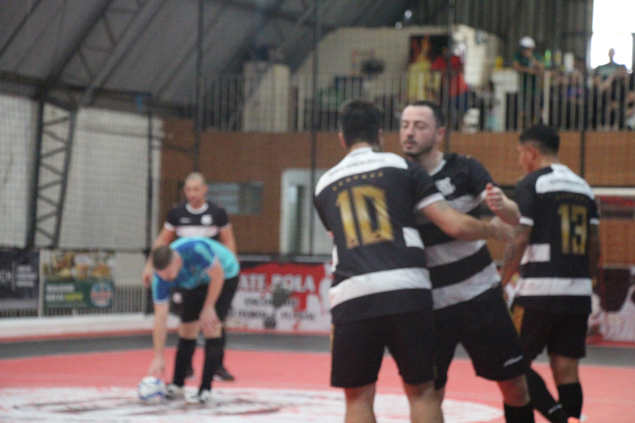 Jogadores celebram gol