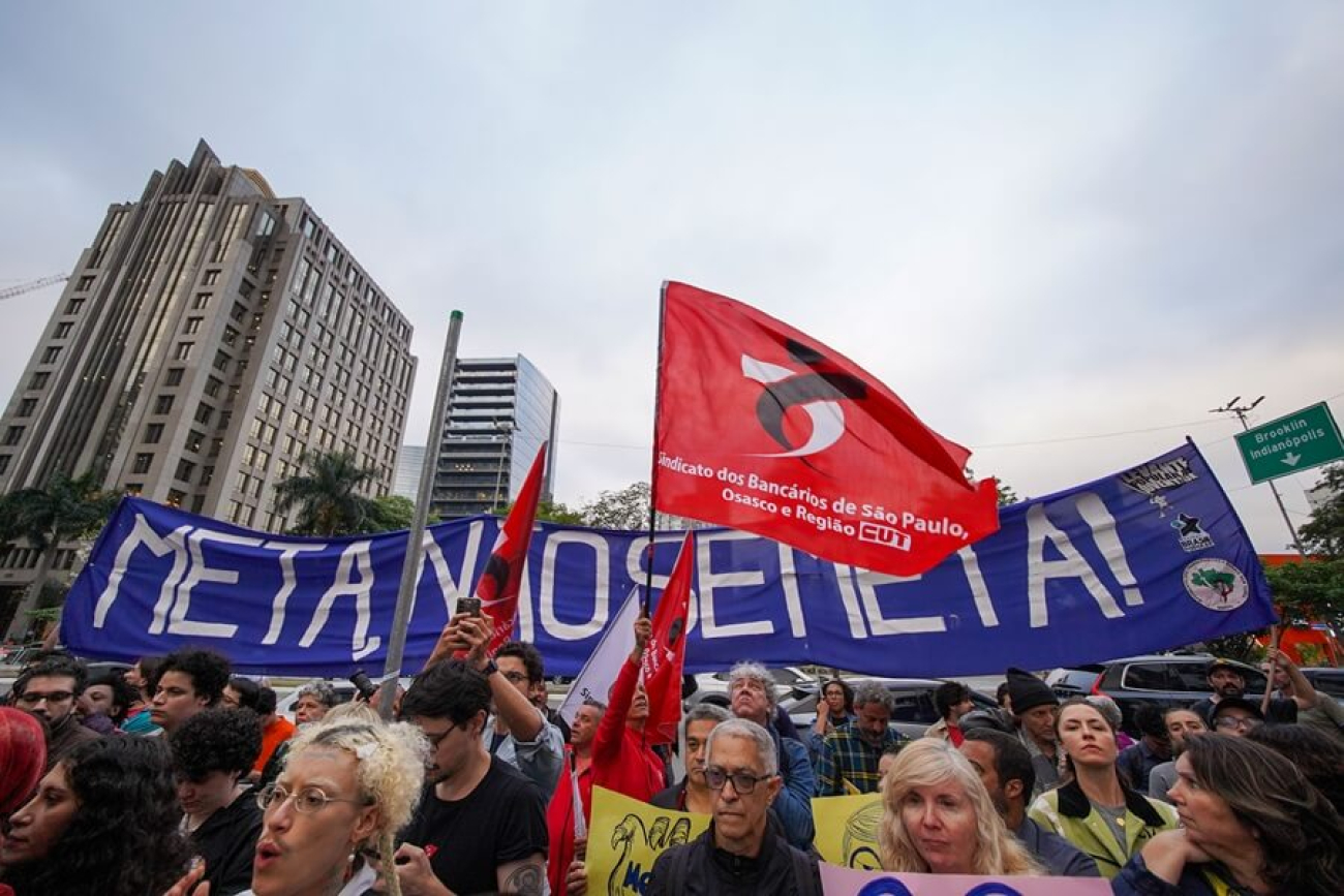 Imagem mostra protesto na frente da Meta para denunciar interferência no processo eleitoral