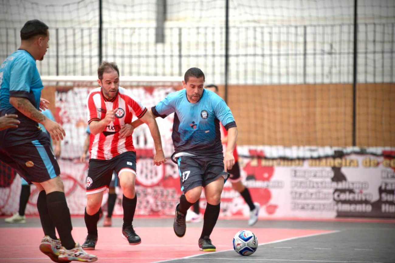 Jogadores disputam a semifinal da copa futsal dos bancários