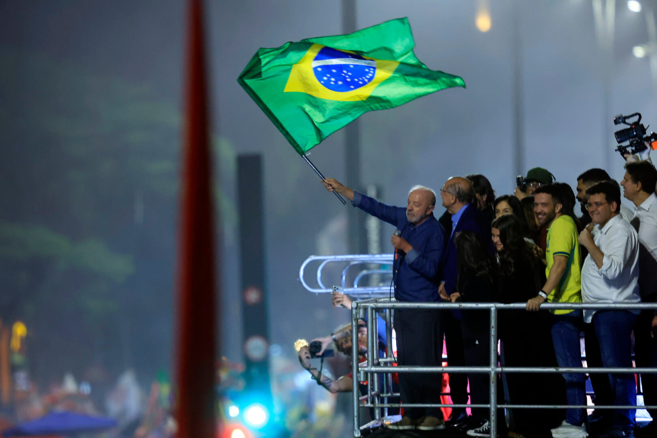 Lula comemora a sua reeleição na Avenida Paulista (Foto: Paulo Pinto/Agência Brasil)