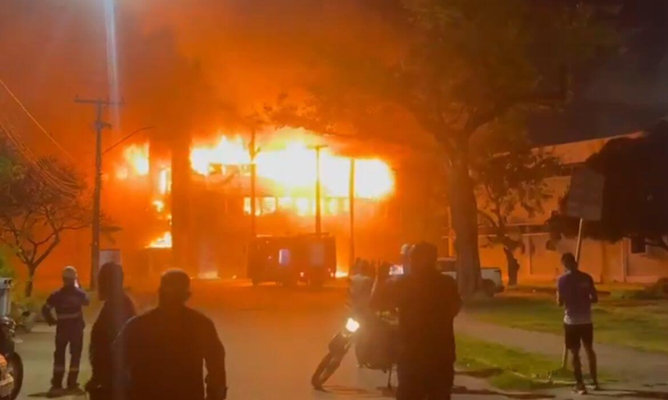 Imagem mostra incêndio no laboratório da Universidade Federal de Pernambuco