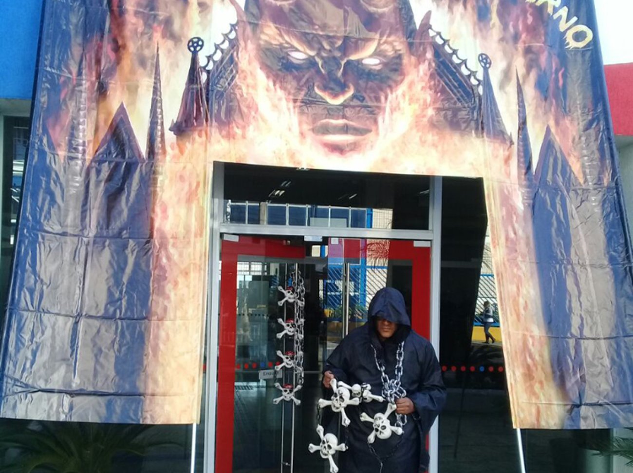 Fachada da agência decorada com o Portal do Inferno Foto: Seeb-SP