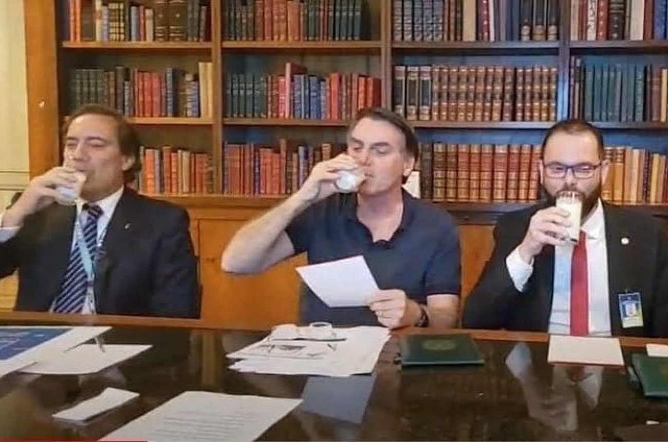 Em live, Pedro Guimarães e Jair Bolsonaro tomam leite. Seria leite condensado? Foto: Reprodução