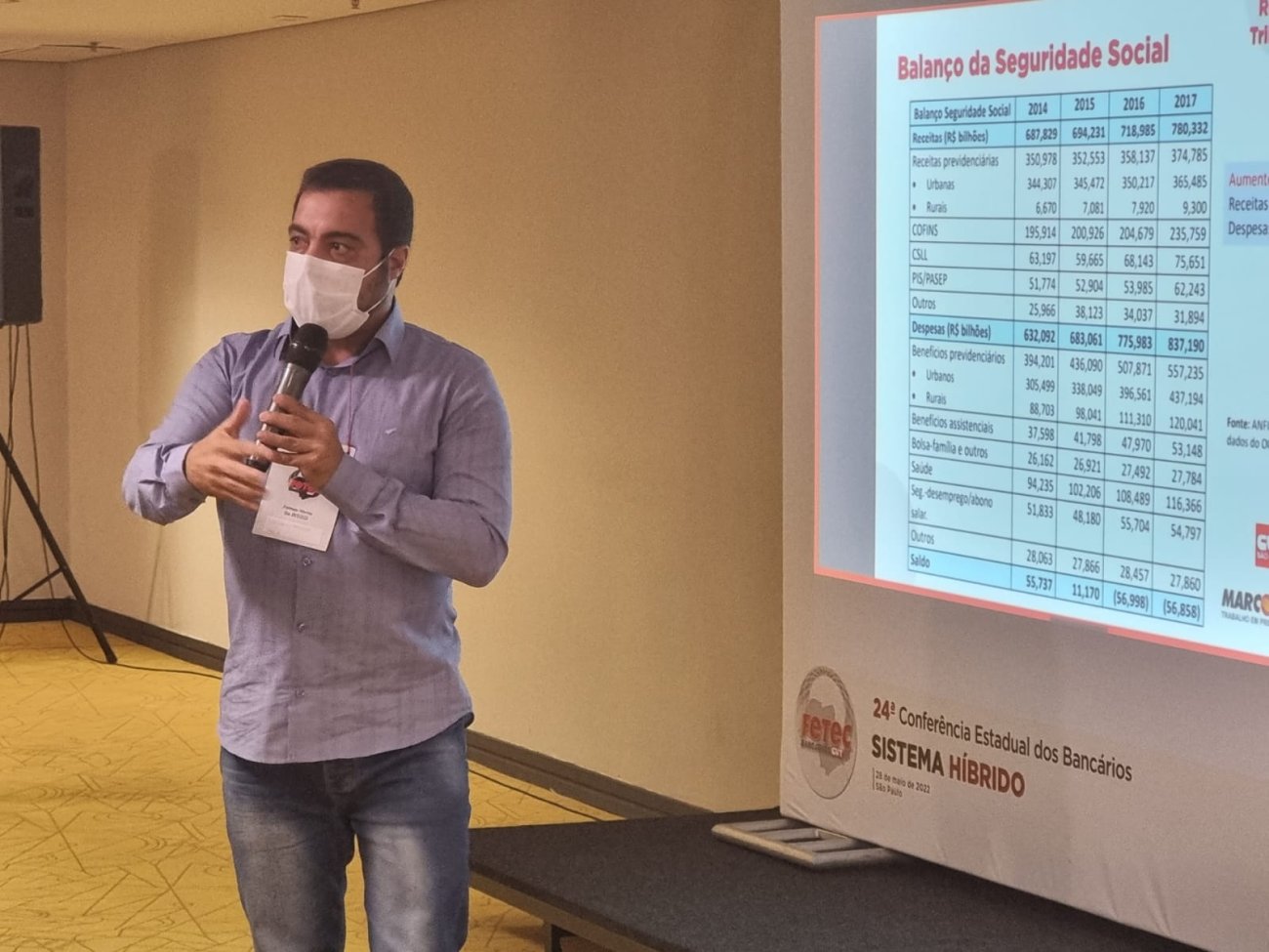 Foto: Spbancarios Luiz Cláudio Marcolino, vice-presidente da CUT-SP explicando sobre a importância da criação dos comitês de luta