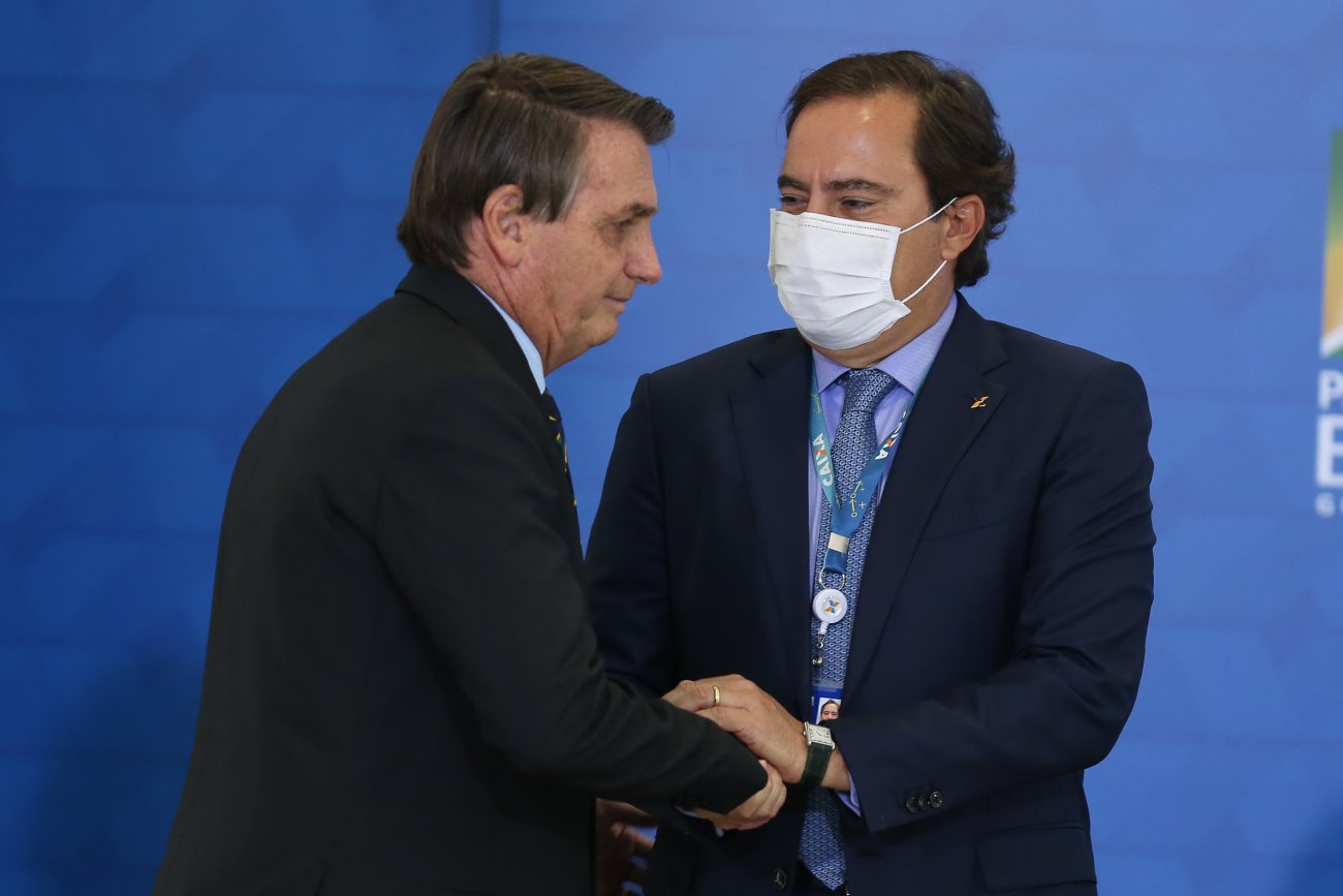 Foto: Fabio Rodrigues Pozzebom/Agência Brasil Pedro Guimarães, presidente da Caixa, cumprimenta o presidente Jair Bolsonaro