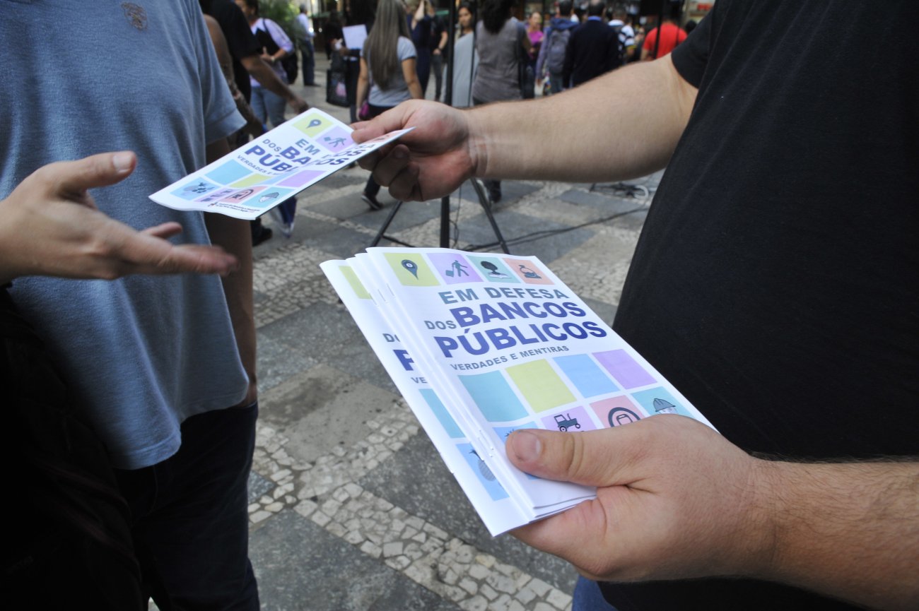 Cartilha do Sindicato explica a importância dos bancos públicos Foto: Mauricio Morais