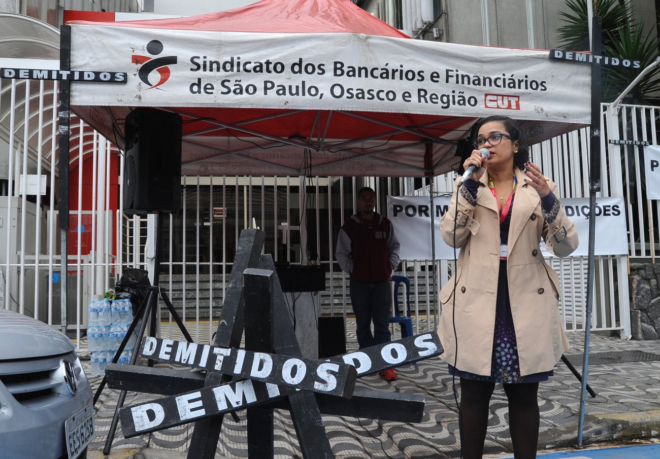 A dirigente Erica de Oliveira em ato contra demissões no Bradesco Foto: Paulo Pepe