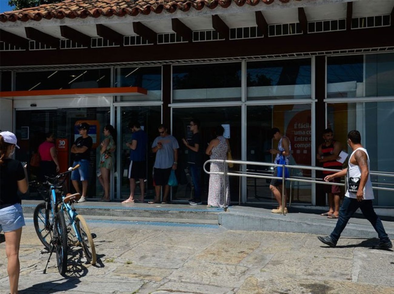 Agência bancária funcionando com fila, durante o período de isolamento social causado pela pandemia do novo coronavírus (covid-19) Foto: Fernando Frazão/Agência Brasil