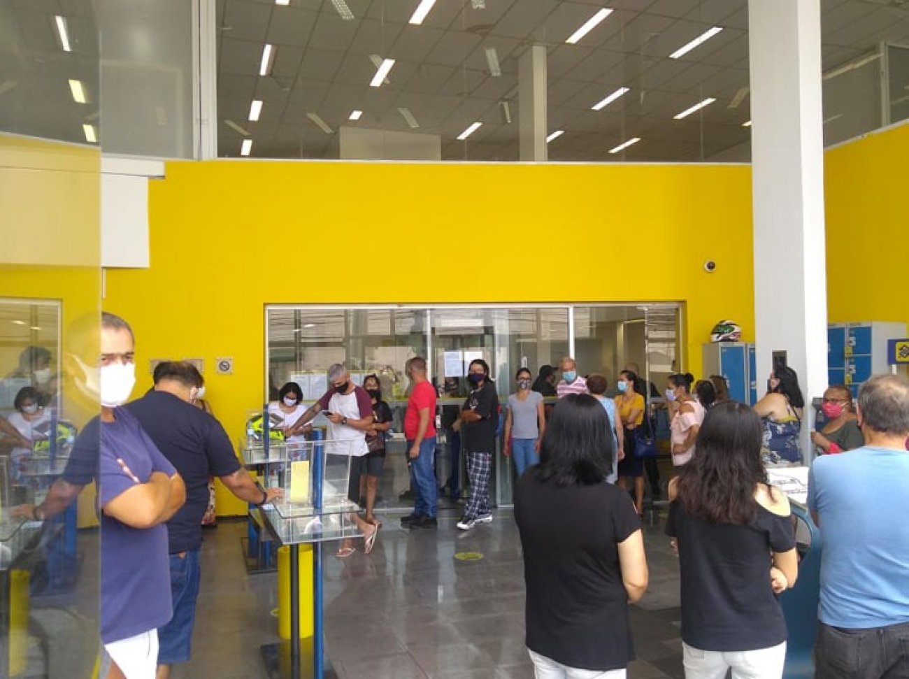 Agência do Banco do Brasil lotada na Vila Carrão durante ato nacional contra reestruturação que vai fechar centenas de unidades Foto: Seeb-SP