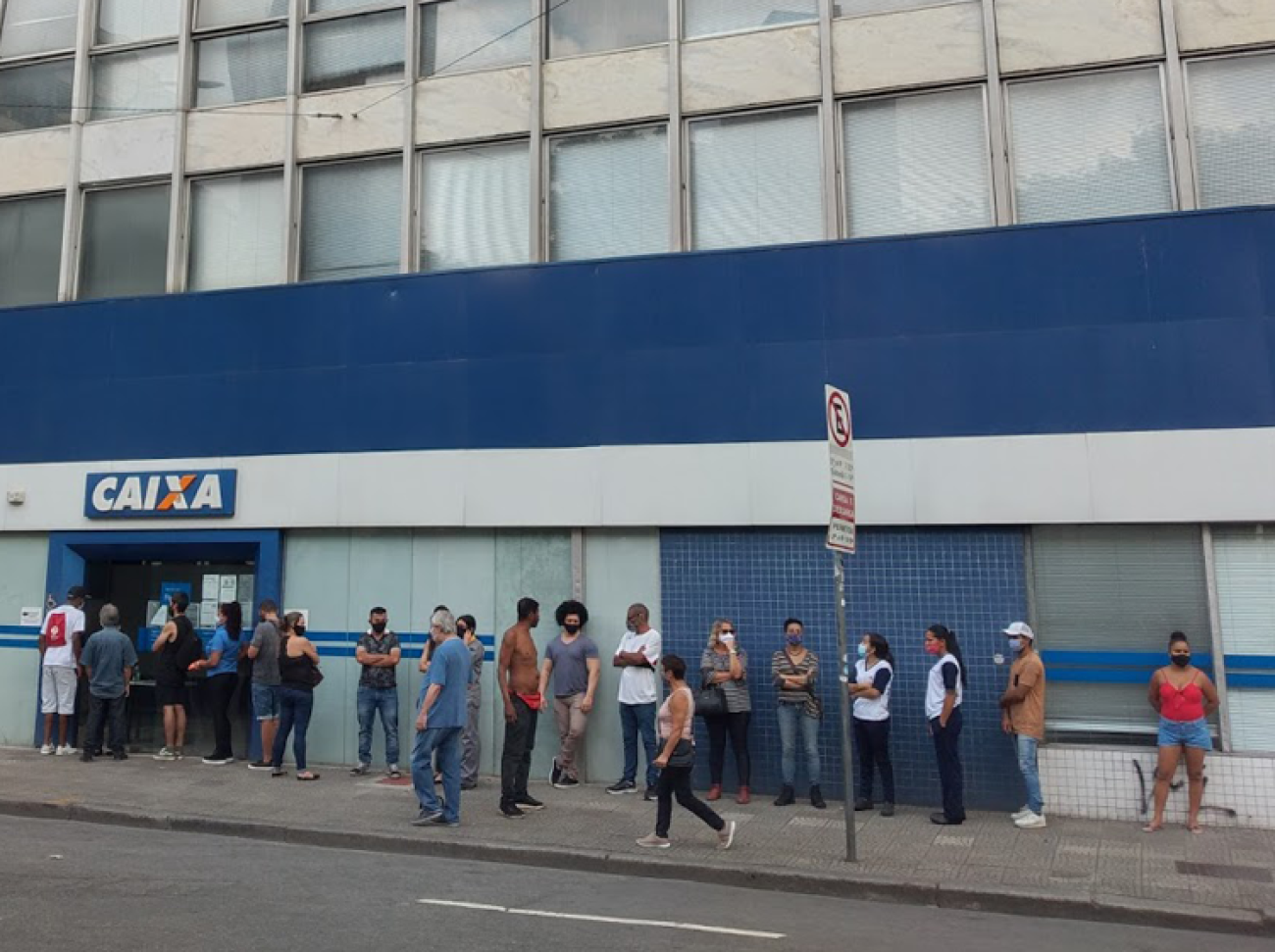 Fila em frente a agência da Caixa por causa do pagamento do auxílio-emergencial (setembro de 2020) Foto: Seeb-SP