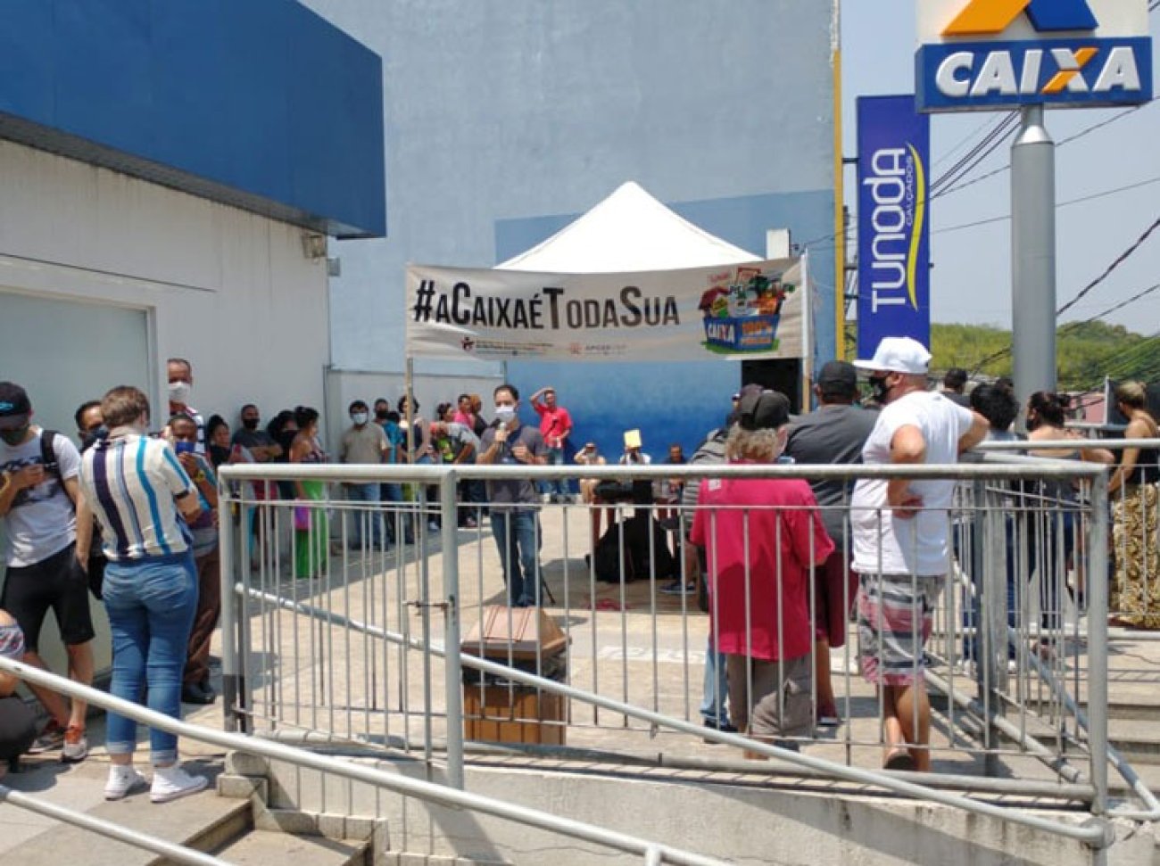 Protesto do Sindicato realizado na terça-feira 6, em frente a uma agência lotada da Caixa em Barueri Foto: Seeb-sp