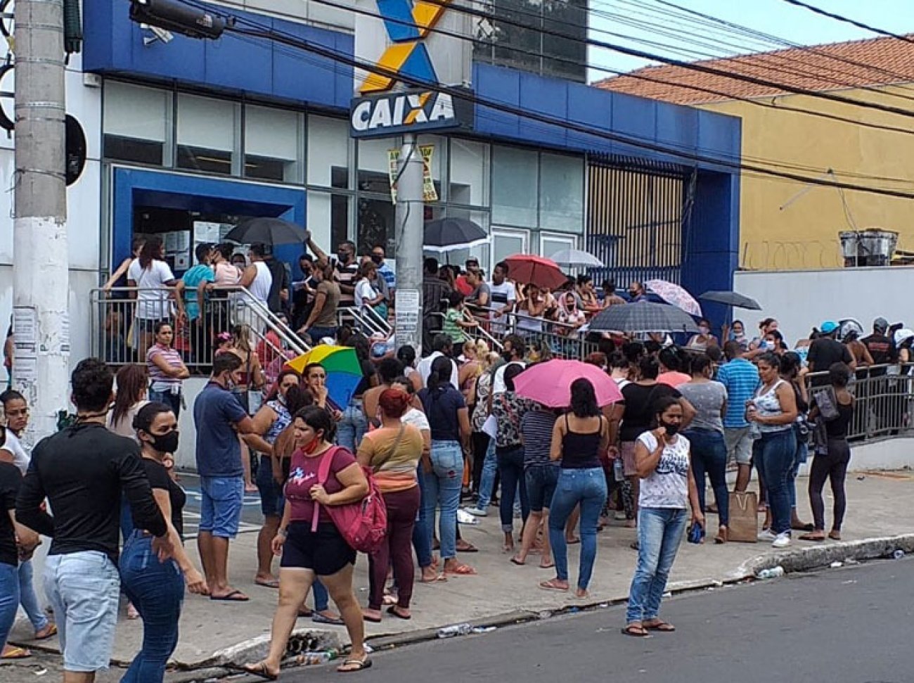 Agência lotada da Caixa no Itaim Paulista, no extremo leste da capital paulista Foto: Apcef/SP
