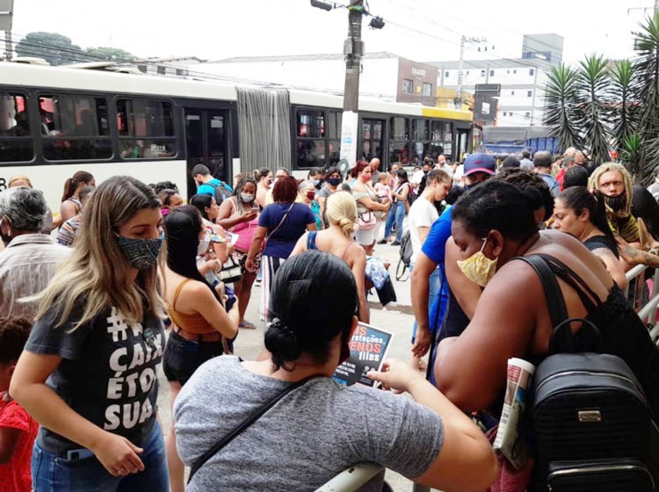 A dirigente sindical e empregada da Caixa Vivian Sá dialoga com a população para explicar sobre a falta de empregados na Caixa e sobre a importância do banco público Foto: Seeb-sp