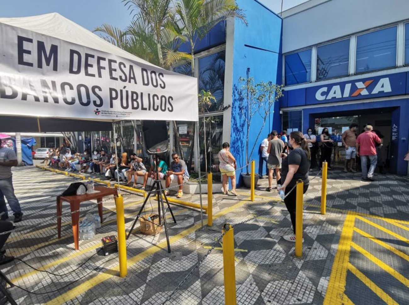 Agência da Caixa em Taboão da Serra lotada por conta do pagamento do auxílio emergencial, durante protesto do Sindicato em defesa do banco público Foto: Seeb-sp