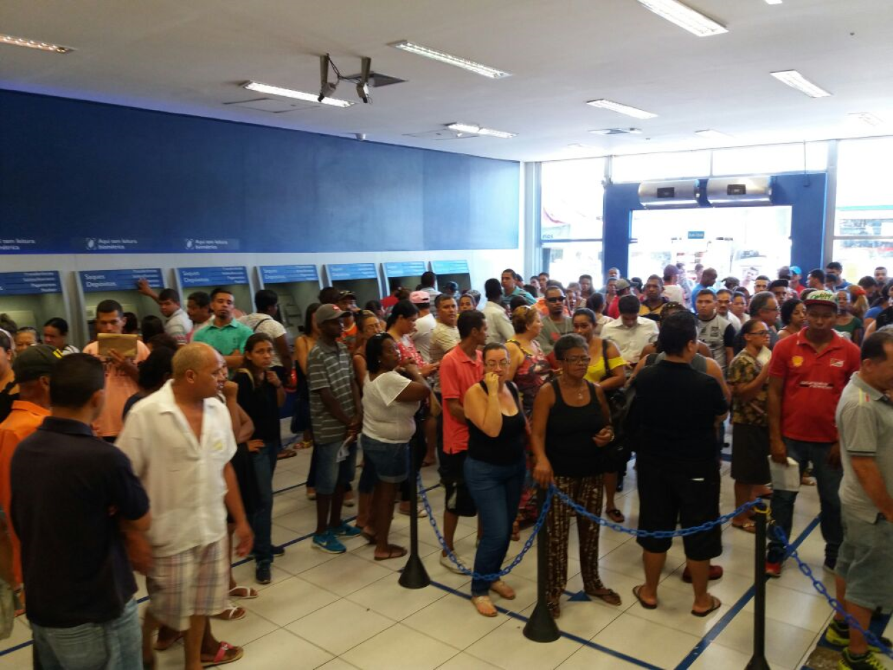 Agência lotada da Caixa na Vila Nova Cachoeirinha Foto: Seeb-SP