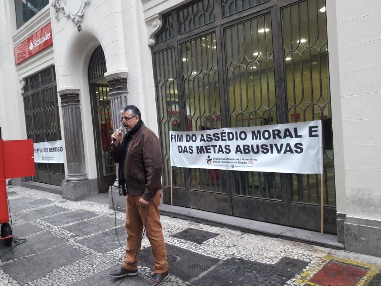 O dirigente André Camorozano dialoga com bancários do Santander Foto: Seeb-SP