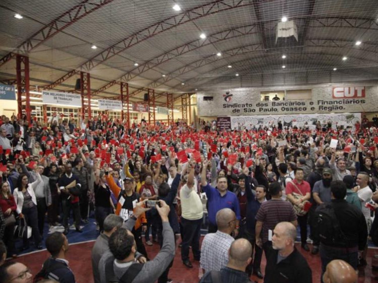 Empregados da Caixa deliberam a favor das propostas da Fenaban e específica do banco público Foto: Seeb-SP