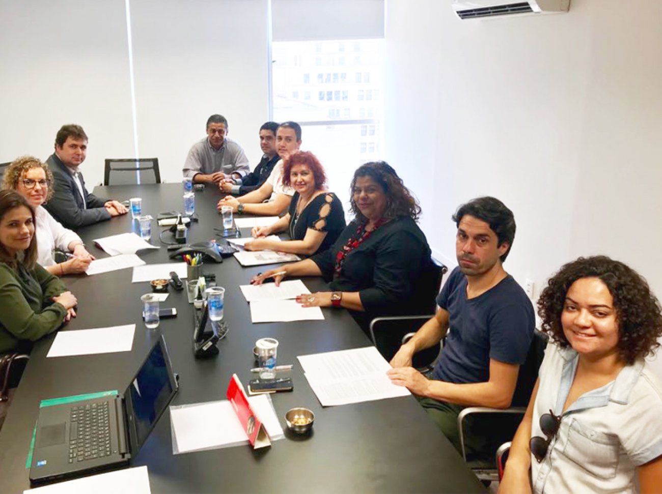 Representantes dos trabalhadores se reúnem com integrantes do Santander (esquerda) para ratificar o novo acordo dos funcionários de call center Foto: Seeb-SP
