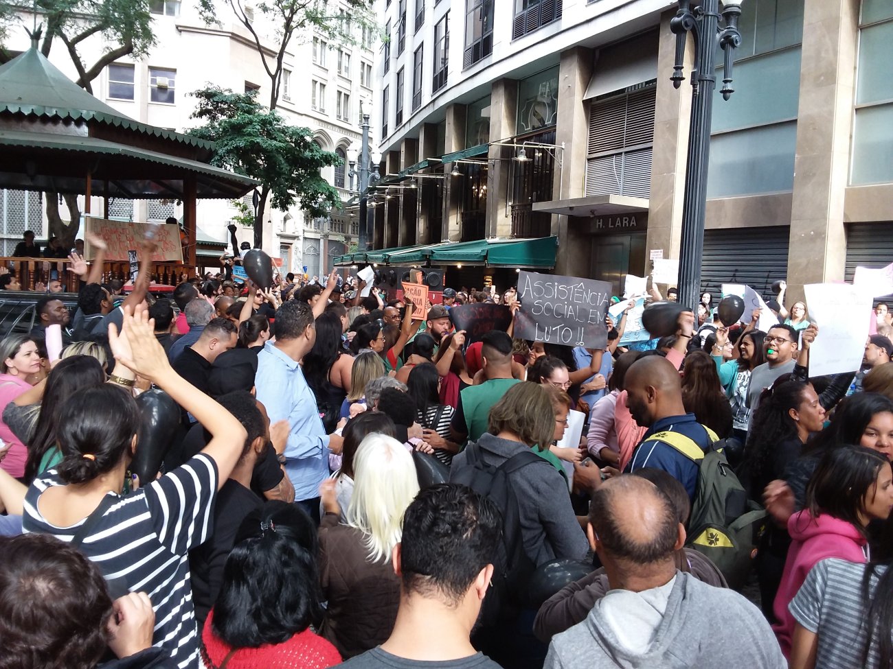 Trabalhadores, assistidos e ativistas dos direitos humanos ocuparam a praça contra o desmonte da assistência social do município Foto: Seeb-SP