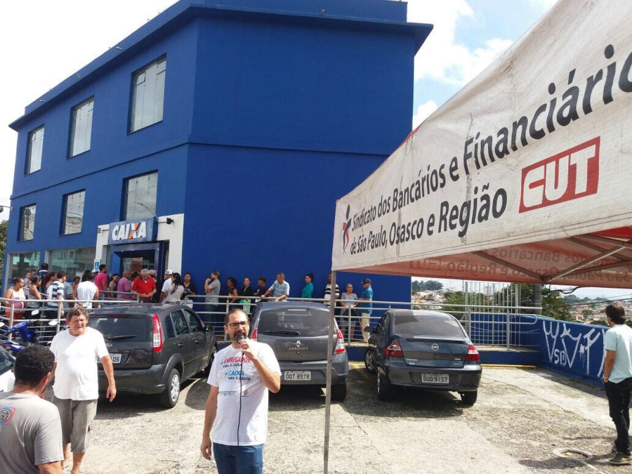 Sindicato realiza protesto em agência da Caixa aberta aos sábados para saques do FGTS Foto: Seeb-SP