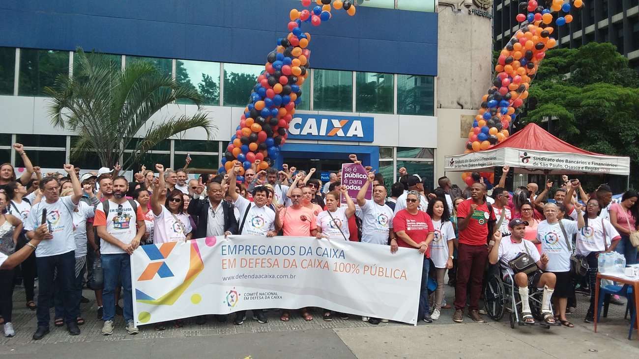 Representantes dos empregados da Caixa e movimentos por moradia se uniram na luta pelo banco público Foto: Seeb-SP