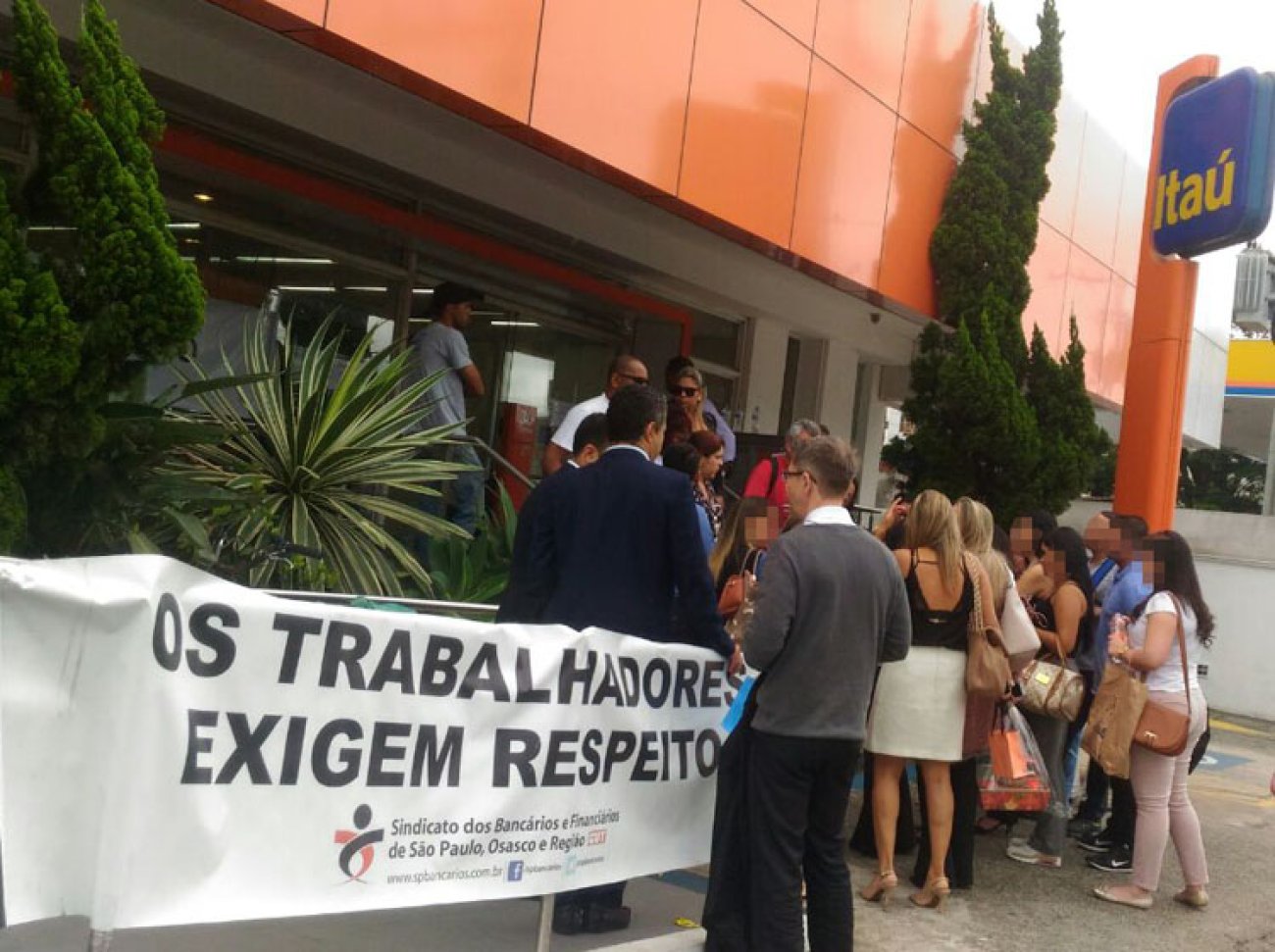 Dirigentes sindicais paralisam agência palco de assédio moral Foto: Seeb-SP