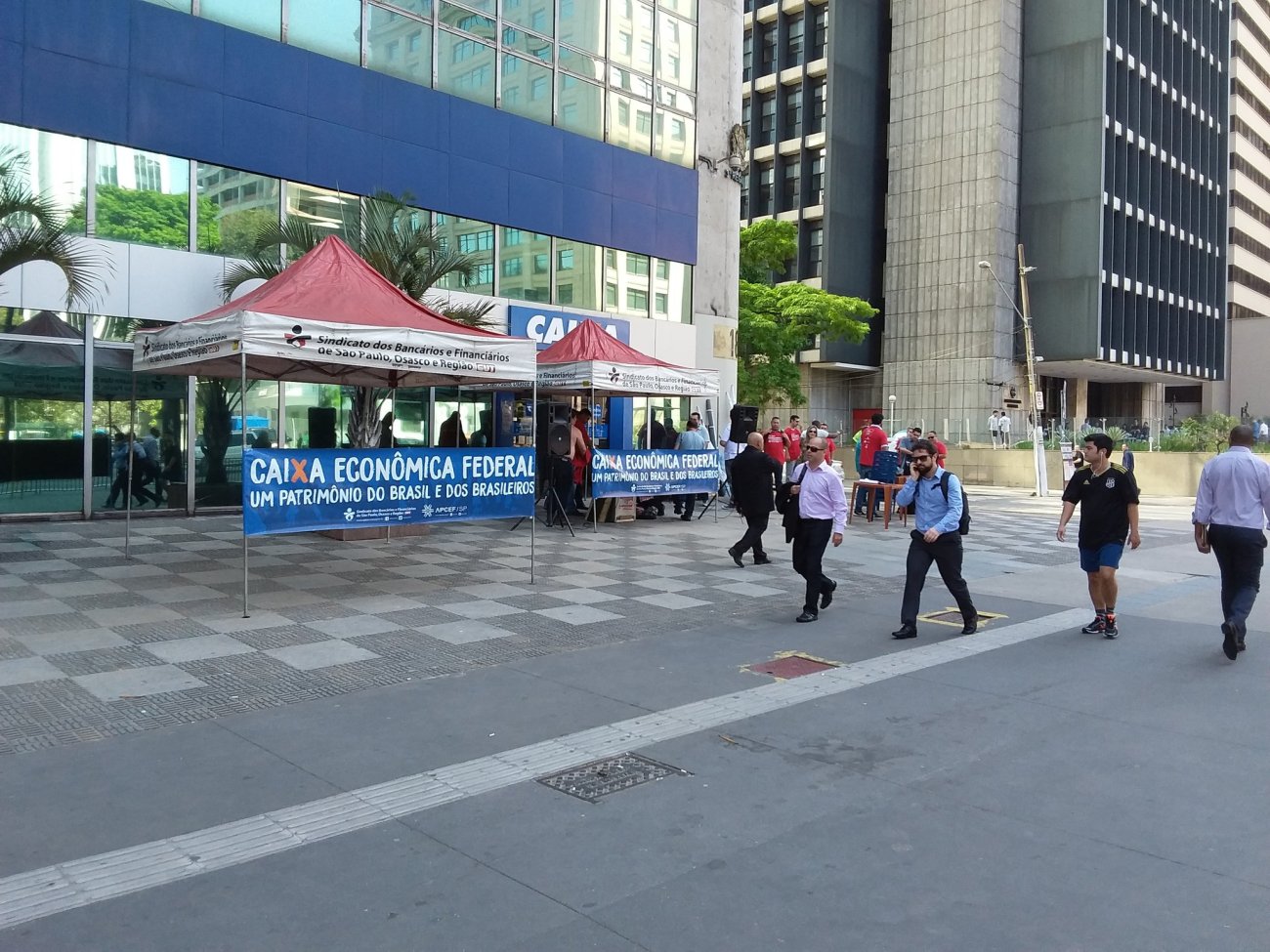 Mobilização na Paulista em defesa da Caixa 100% pública Foto: Seeb-SP