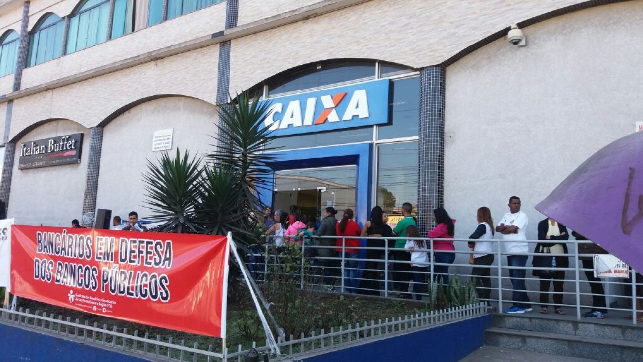 Longas filas evidenciam precarização do atendimento e sobrecarga de trabalho Foto: Seeb-SP