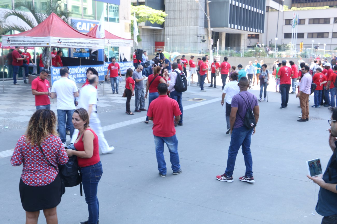 Empregados da Caixa participam de protesto na Avenida Paulista Foto: Anju