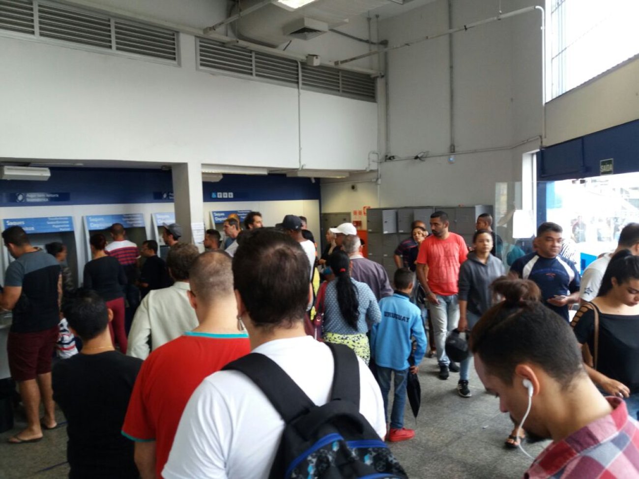 Aos sábados, agências abertas da Caixa para saque do FGTS ficam lotadas Foto: Seeb-SP