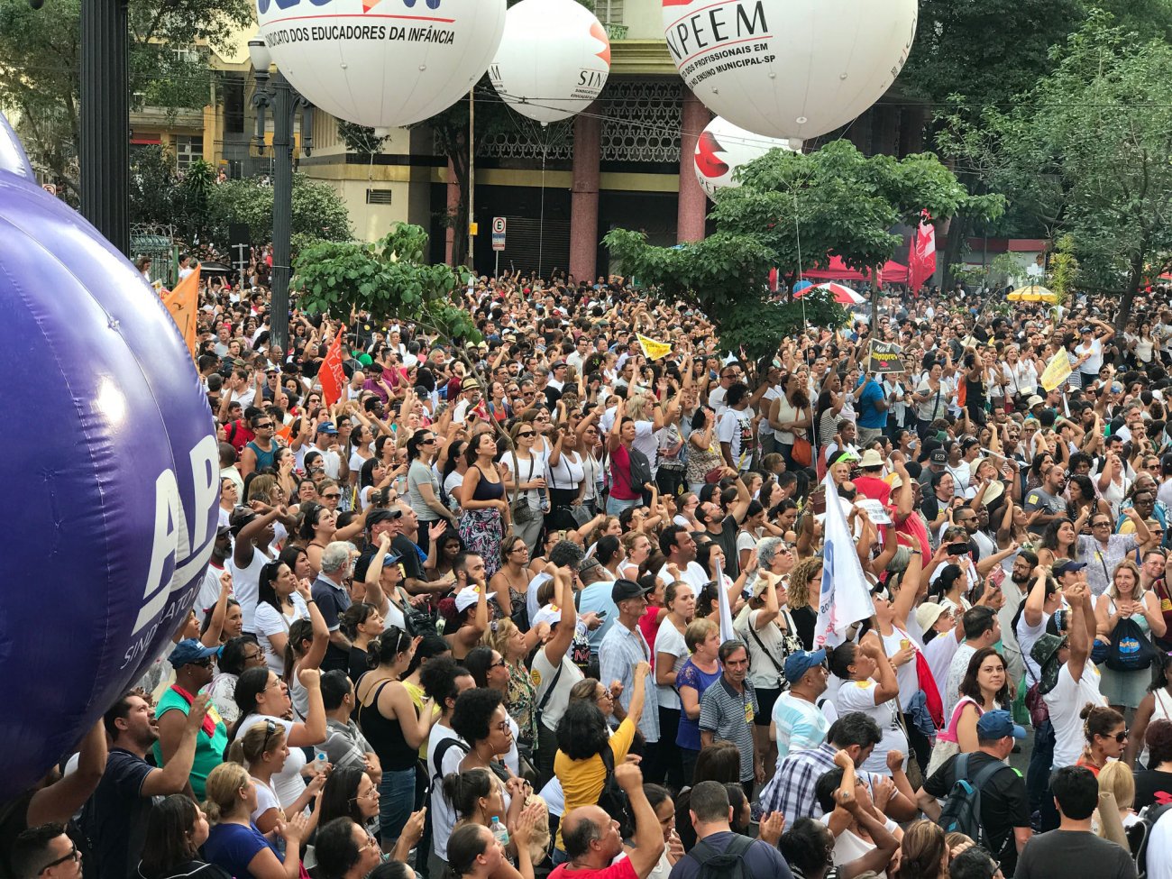 Protesto dos servidores contra PL de Doria, na terça 20, em frente à Câmara Foto: Roberto Parizotti