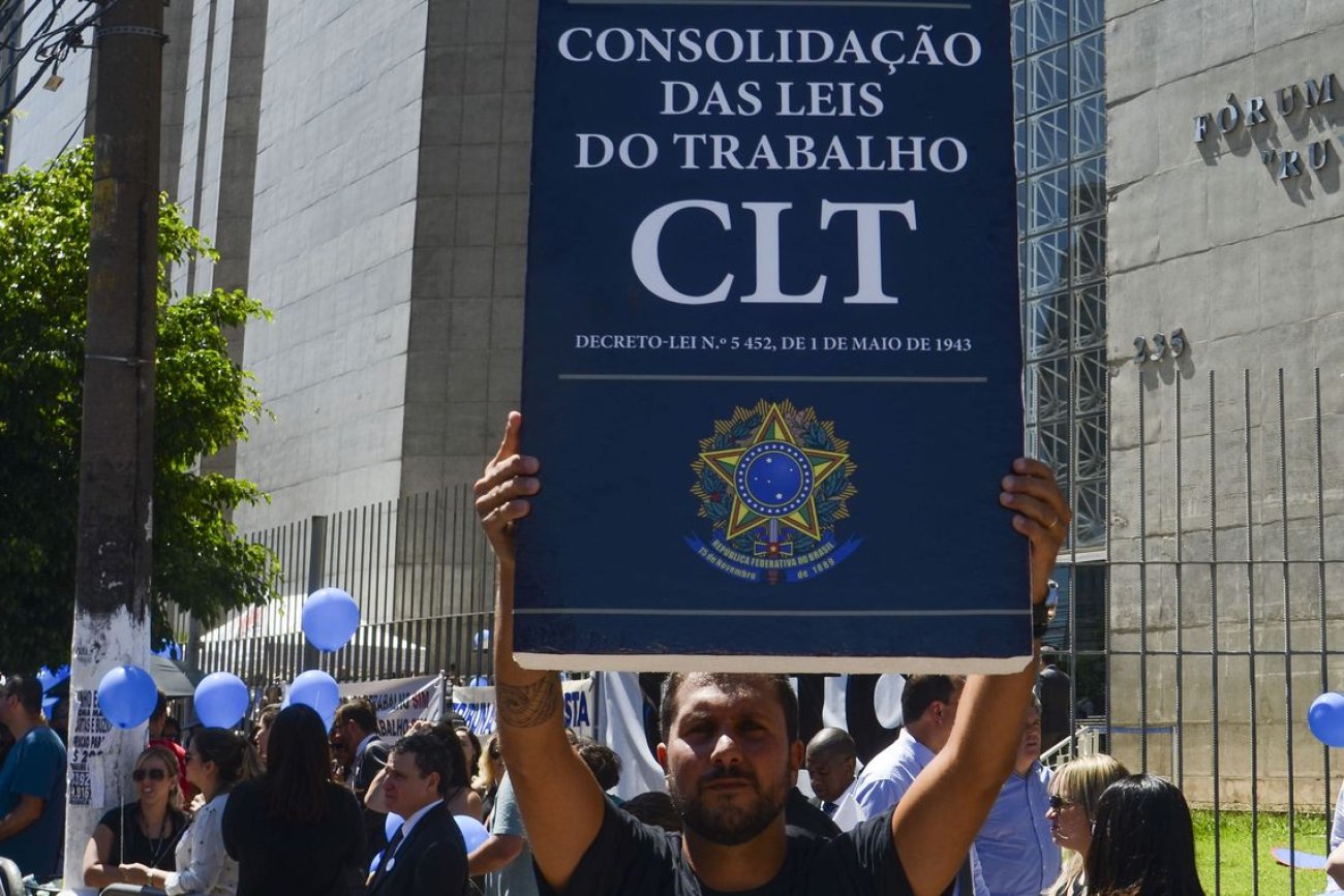 Manifestantes enfatizaram função social do Judiciário trabalhista, que por isso estaria na mira de setores do governo e empresariais Foto: Agência Brasil